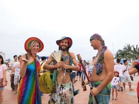 Các du khách hào hứng với các hoạt động khởi động Mùa du lịch biển 2014 tại Đà Nẵng