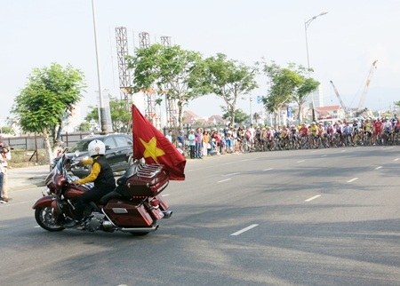 Đoàn đua xuất phát ngay trước Công viên Biển Đông - Đà Nẵng