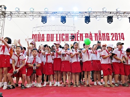 Các em thiếu nhi thả chim bồ câu trong lễ khai mạc Mùa du lịch biển Đà Nẵng 2014