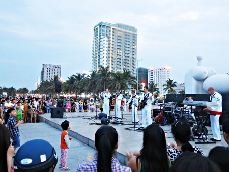 Buổi trình diễn kéo dài hàng nhiều giờ liền trong sự tán thưởng nồng nhiệt của khán thính giả