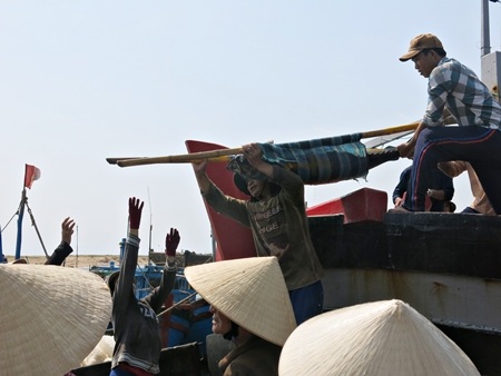 Có hàng trăm phụ nữ làm nghề rảo cá - nghề bán sức mưu sinh ở cảng cá phường 6, Tuy Hòa,Phú Yên