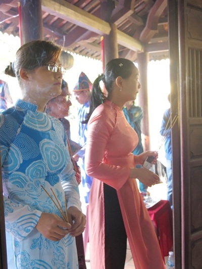 Đông đảo người dân về dự lễ hội đình làng Hải Châu và dâng hương lên tổ đình