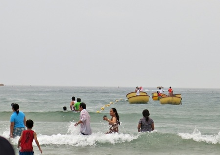 Hội thi lắc thúng thu hút đông đảo ngư dân tham gia tại biển Phạm Văn Đồng chiều 30/4