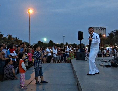 Buổi trình diễn kéo dài hàng nhiều giờ liền trong sự tán thưởng nồng nhiệt của khán thính giả