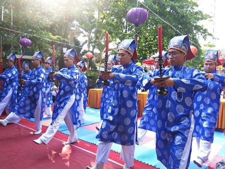 Đông đảo người dân về dự lễ hội đình làng Hải Châu và dâng hương lên tổ đình