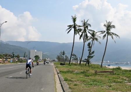 Các cua rơ vòng lại thẳng tiến hướng đỉnh Sơn Trà theo cung đường núi ve biển đẹp nhất Đà Nẵng