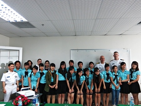 Ảnh lưu niệm buổi giao lưu của hải quân Hoa Kỳ với sinh viên ĐH Đà Nẵng.