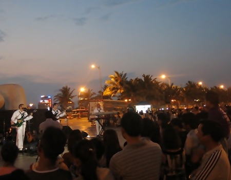 Buổi trình diễn kéo dài hàng nhiều giờ liền trong sự tán thưởng nồng nhiệt của khán thính giả