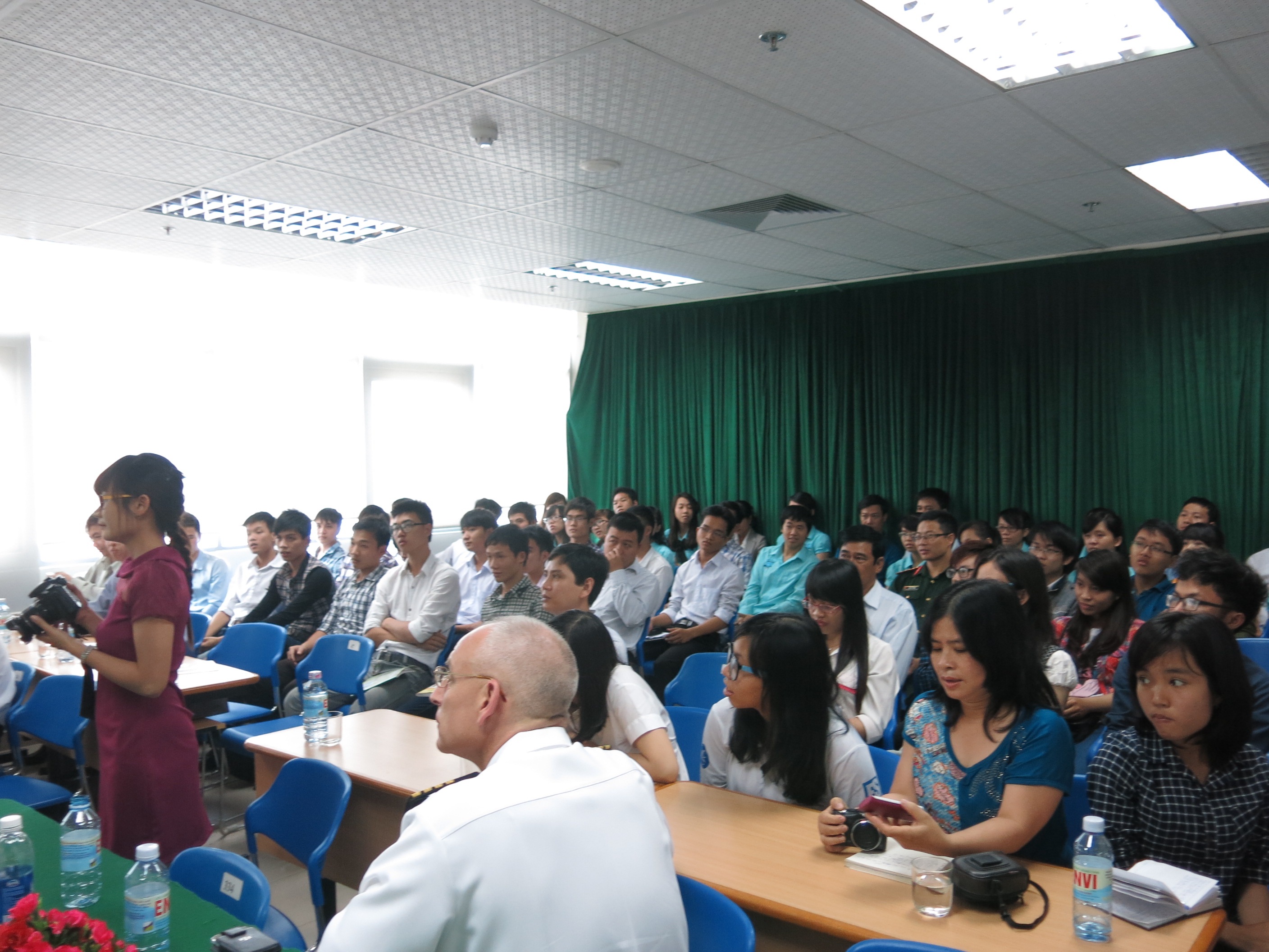 Ảnh lưu niệm buổi giao lưu của hải quân Hoa Kỳ với sinh viên ĐH Đà Nẵng.