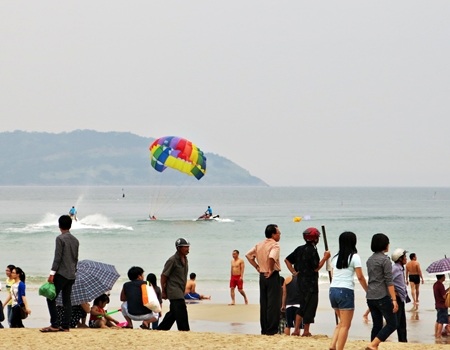 Ca nô du kéo, hoạt động thể thao diễn ra suốt kỳ lễ 30/4 - 1/5 tại các bãi biển du lịch Đà Nẵng