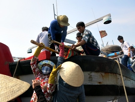 Có hàng trăm phụ nữ làm nghề rảo cá - nghề bán sức mưu sinh ở cảng cá phường 6, Tuy Hòa,Phú Yên