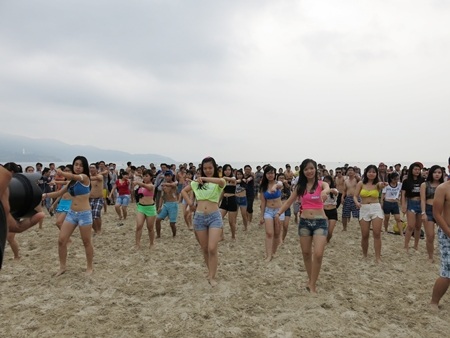 Màn flashmob sôi động thu hút đông đảo người dân và du khách cùng tham gia