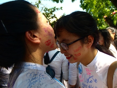 Bịn rịn chia tay những bạn thân bao năm qua chung lớp, chung trường