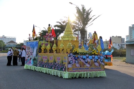 Các Phật tử chờ dâng hoa chào đón đoàn diễu hành mừng Đại lễ Phật đản 