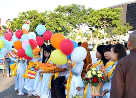 Các Phật tử chờ dâng hoa chào đón đoàn diễu hành mừng Đại lễ Phật đản 