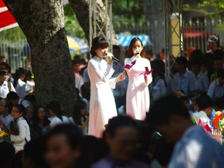 Khoảnh khắc kỷ niệm trong ngày lễ tri ân và trưởng thành của học trò lớp 12.