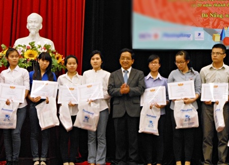  Các sinh viên nhận giải thưởng Olympic Sinh viên 2014 của ĐH Đà Nẵng.