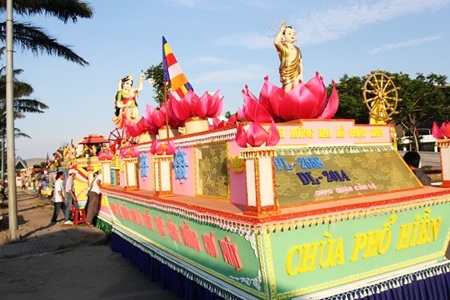 Các Phật tử chờ dâng hoa chào đón đoàn diễu hành mừng Đại lễ Phật đản 