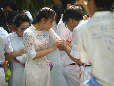 Tấm áo trắng học trò in đầy bao tên bạn