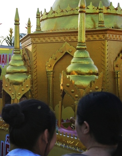 Các áp phích, chi tiết trang trí trên xe hoa tái hiện Phật tích