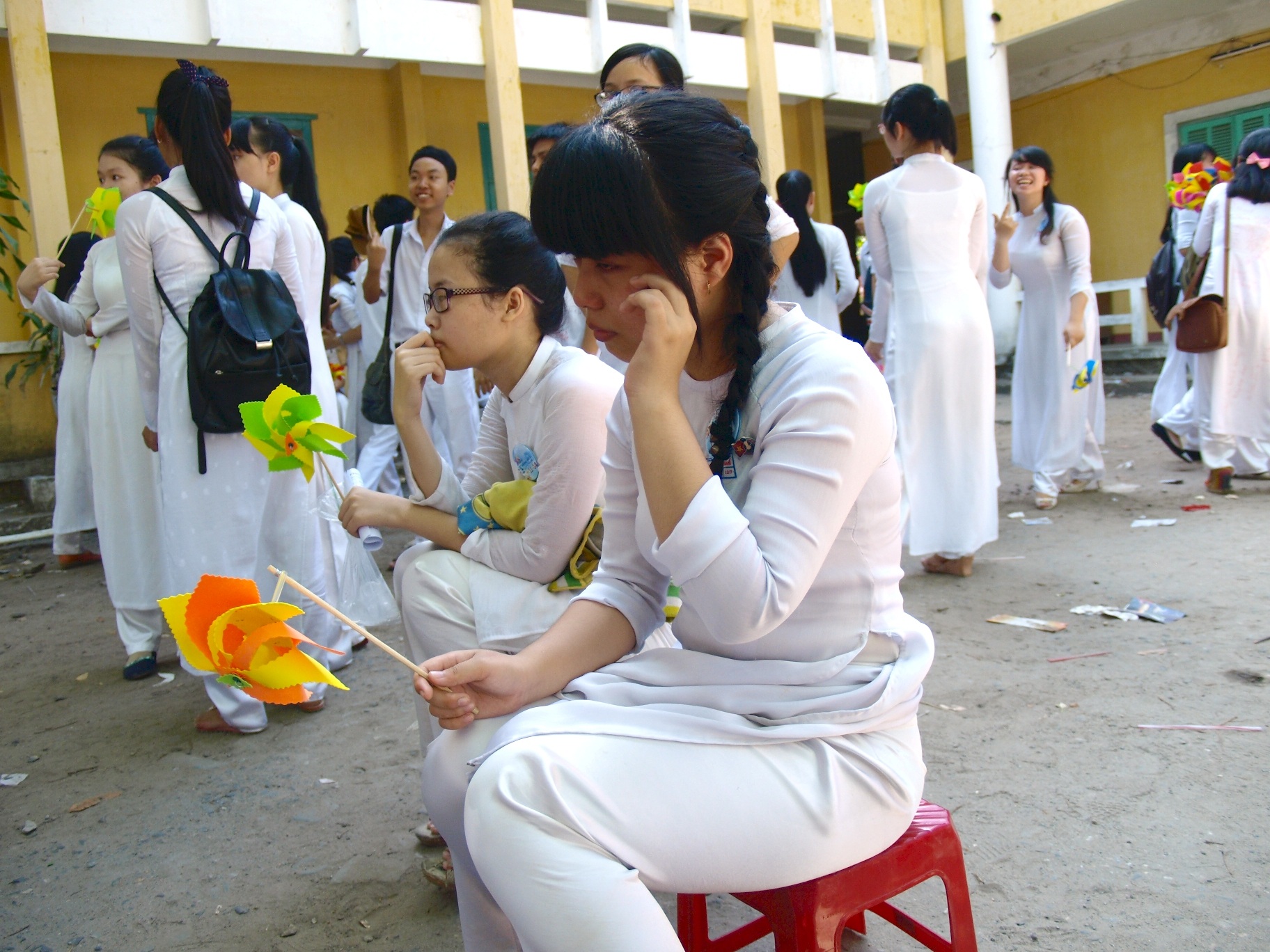 Và những giọt nước mắt lăn dài nơi sân trường ngày chia tay tuổi học trò.