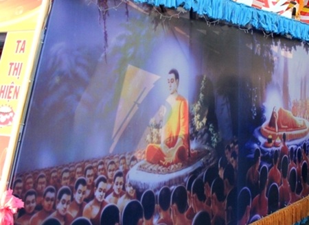 Các áp phích, chi tiết trang trí trên xe hoa tái hiện Phật tích