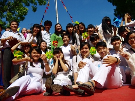 Khoảnh khắc kỷ niệm trong ngày lễ tri ân và trưởng thành của học trò lớp 12.