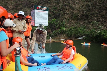 Trải nghiệm trượt thác thiên nhiên Hòa Phú Thành 