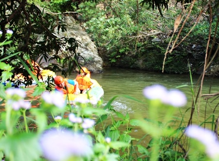 Trải nghiệm trượt thác thiên nhiên Hòa Phú Thành 