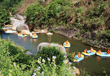 Trải nghiệm trượt thác thiên nhiên Hòa Phú Thành 