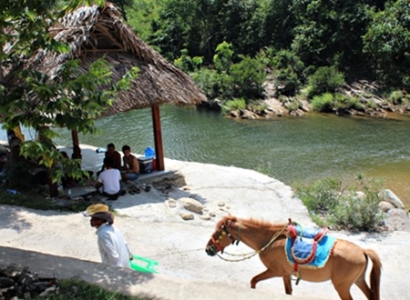 Dân “phượt” mê trượt thác Hòa Phú Thành