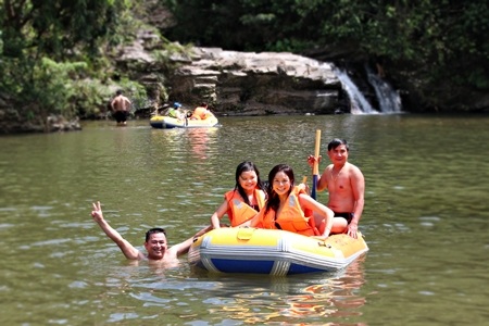 Dân “phượt” mê trượt thác Hòa Phú Thành