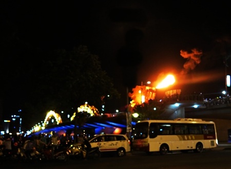 Xe chở du khách đậu san sát nhau bên bờ sông Hàn dưới chân cầu Rồng những tối cuối tuần