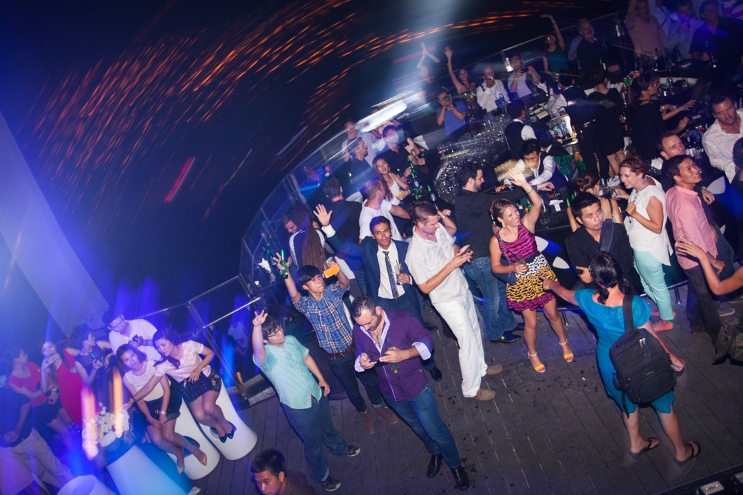 Khách náo nức đến với SKY36 trong đêm khai trương 