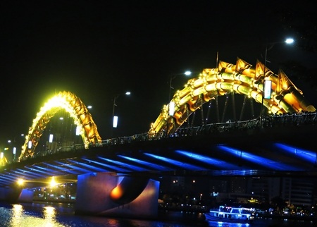 Cầu Rồng với thiết kế chiếu sáng ấn tượng vừa 