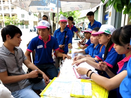 Các tình nguyện viên ở Đà Nẵng tiếp sức thí sinh trong mùa thi ĐH, CĐ 2013.