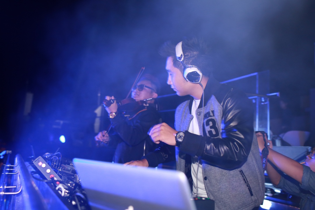 Phần trình diễn kết hợp giữ Violin FatB và các DJ Huy, 