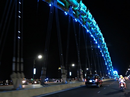 Cầu Rồng với thiết kế chiếu sáng ấn tượng vừa 