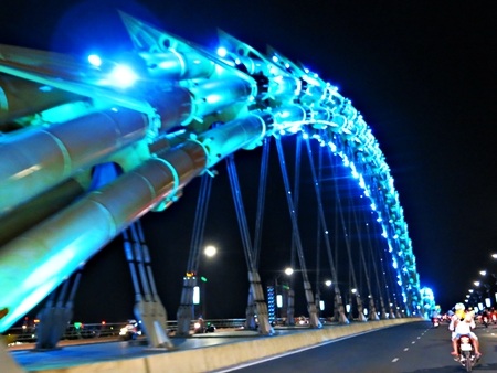 Cầu Rồng với thiết kế chiếu sáng ấn tượng vừa 