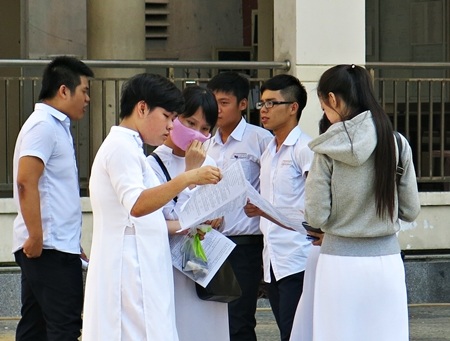 Thí sinh trao đổi về bài làm sau buổi thi. (Ảnh: Khánh Hiền)