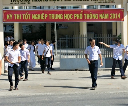 Các thí sinh vừa thi xong môn Hóa tại điểɭ trường THPT Trần Phú, Đà Nẵng. (Ảnh: Khánh Hiền)