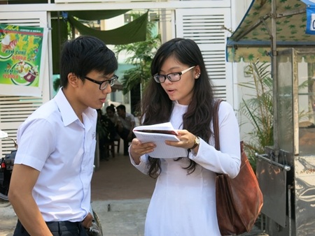 Thí sinh tại Đà Nẵng trao đổi về bài thi sau buổi thi môn Ngoại ngữ.