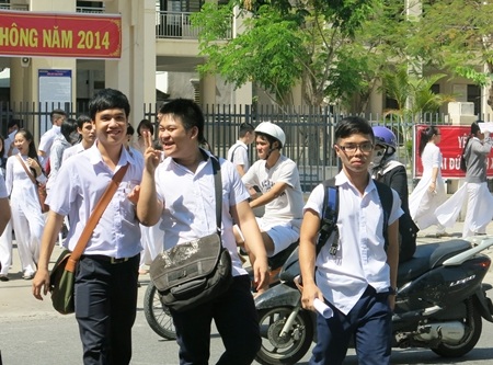 Thí sinh tại Đà Nẵng trao đổi về bài thi sau buổi thi môn Ngoại ngữ.