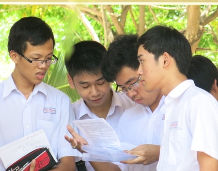 Thí sinh tại Đà Nẵng trao đổi về bài làm sau buổi thi môn Sinh. (Ảnh: Khánh Hiền)