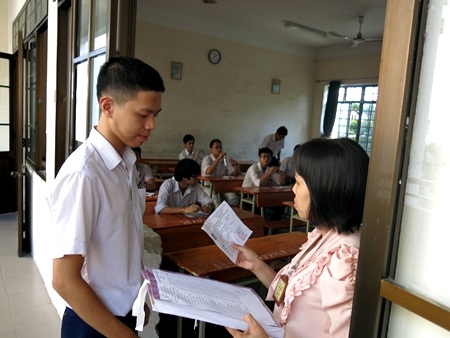 Thí sinh tại Đà Nẵng bước vào buổi thi Văn - môn thi đầu tiên của kỳ thi tốt nghiệp THPT 2014.