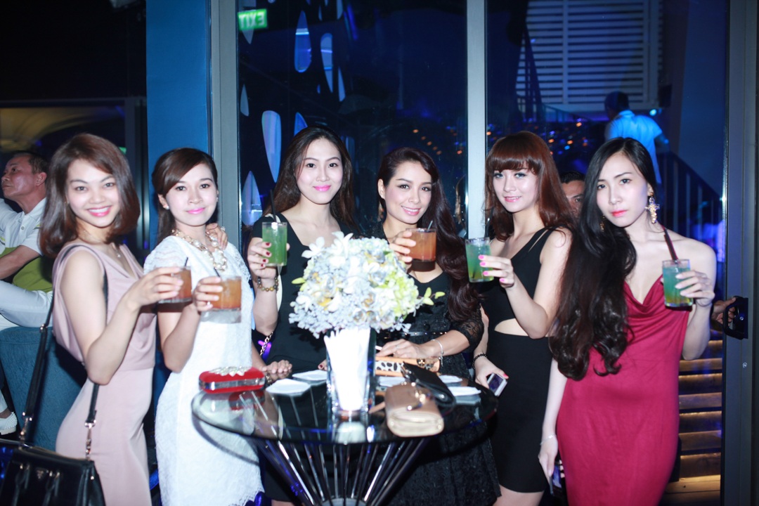 Khách náo nức đến với SKY36 trong đêm khai trương 