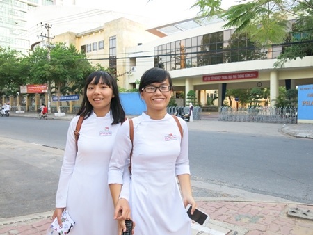 Các thí sinh ở Đà Nẵng vừa hoàn tất bài thi m˴n Sử. (Ảnh: Khánh Hiền)