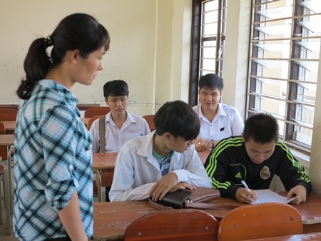Cán bộ coi thi hướng dẫn thí sinh làm thủ tục và học quy chế thi.