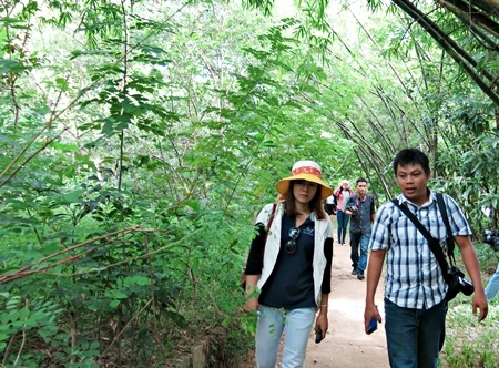 Du khách tham quan làng Triêm Tây