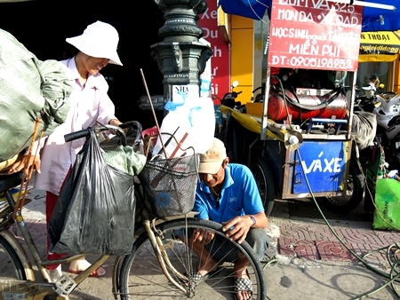 Coi các cháu học sinh cũng như con cháu mình nên ông Hùng bơm vá xe miễn phí.